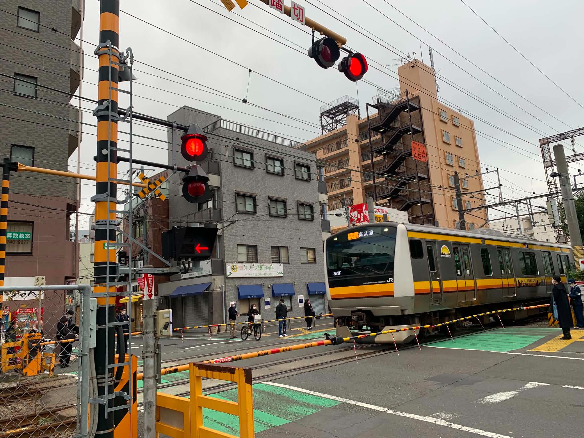 向河原駅前踏切